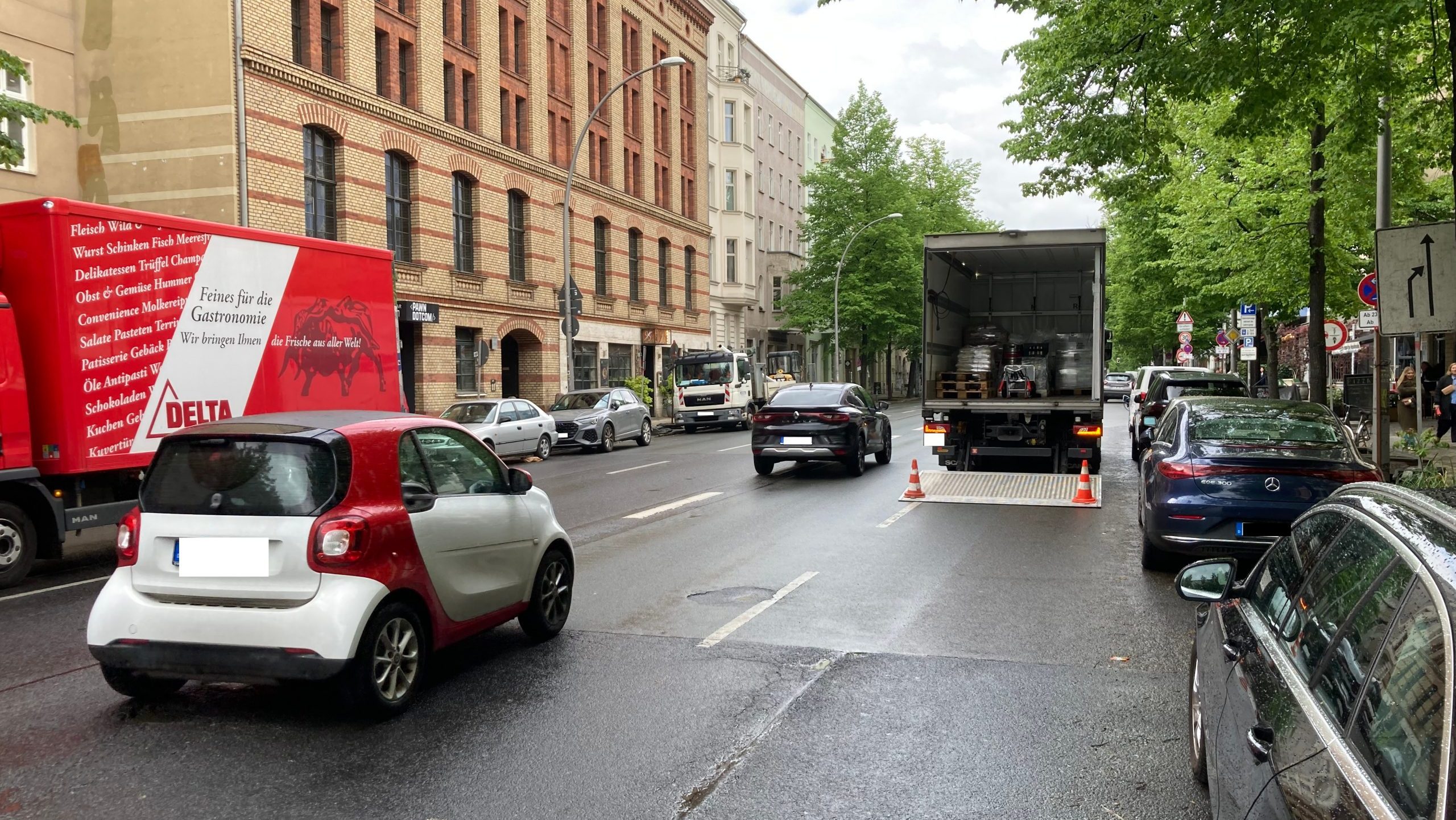 Zwei der Fahrspuren werden auch heute schon häufig zum Liefern genutzt. In vielen Bereichen der Torstraße darf geparkt werden, meist aber zeitbeschränkt.