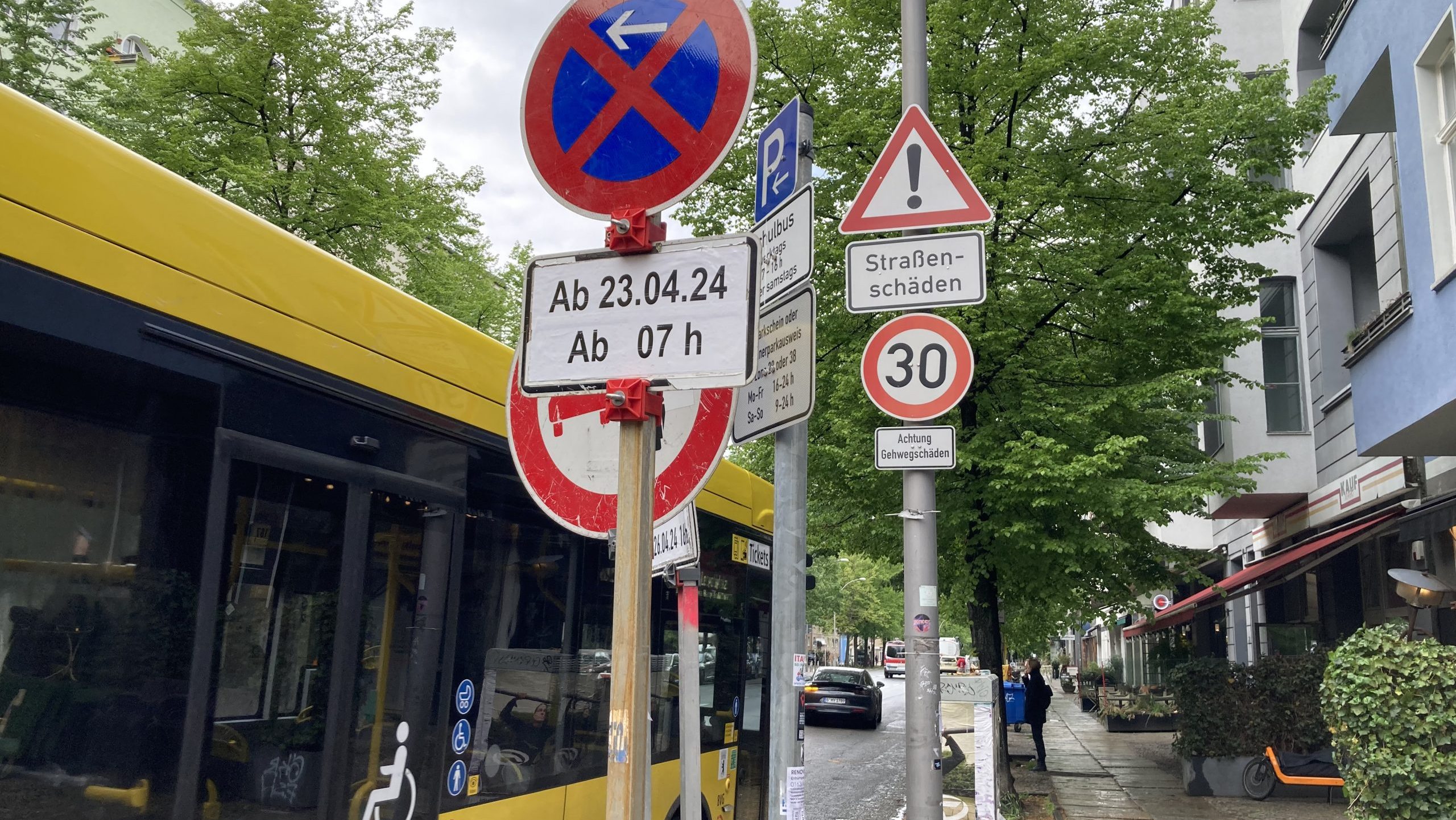 Schilderwald in der Torstraße (2024)