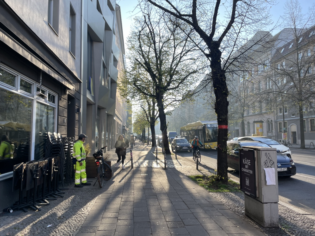 Torstraße am frühen Morgen im April