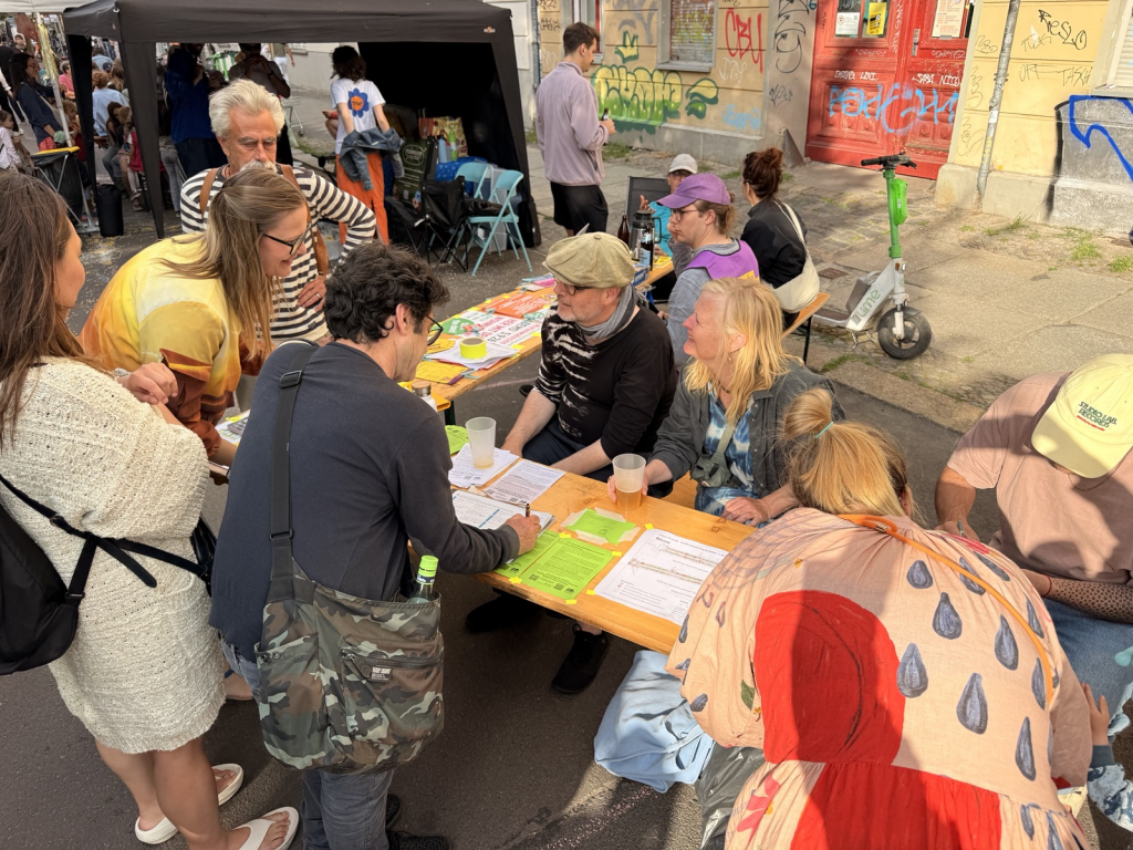 Infostand der Bürgerinitiative Lebendige Torstraße auf dem Choriner Straßenfest